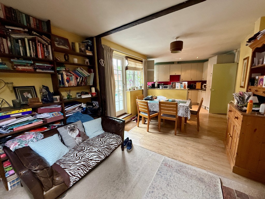 Lot: 27 - VACANT COMMERCIAL AND RESIDENTIAL PROPERTY - Dining/living area
